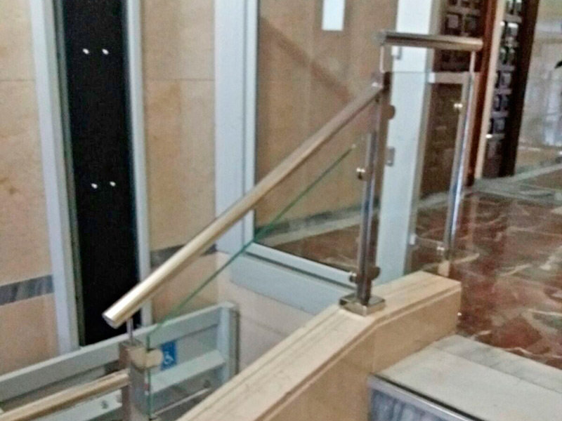 Barandillas de aluminio y cristal para portales y escaleras en Granada