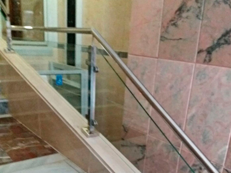 barandillas de aluminio y cristal para escaleras y balcones