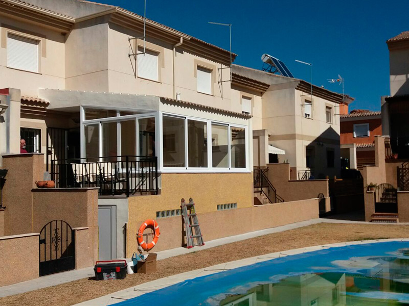 Carpinería de aluminio para cerramientos de terrazas y porches en Granada