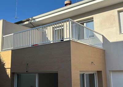 Vista general de la barandilla que hace que esta terraza tenga un espacio totalmente funcional