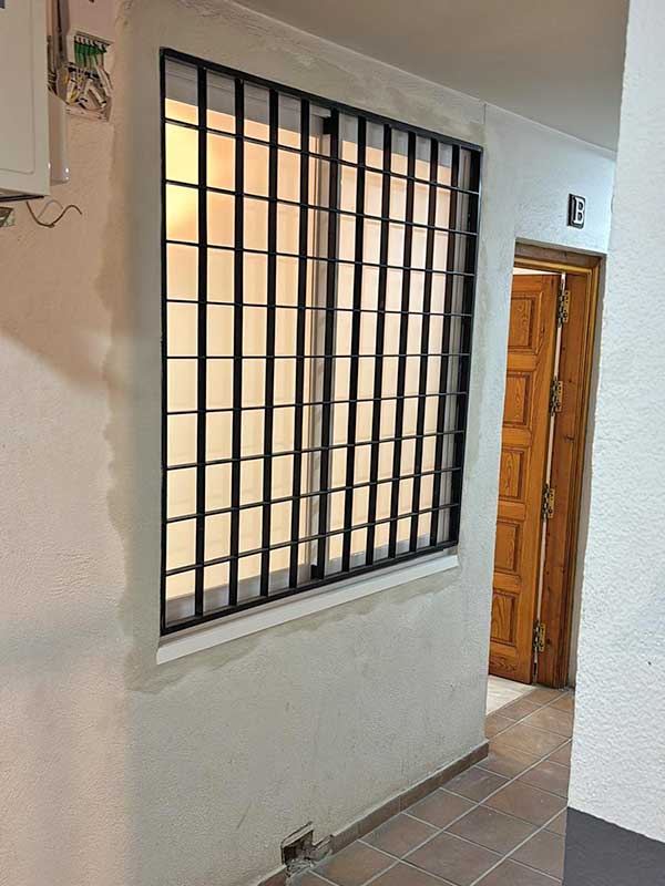 Hemos instalado una ventana con reja que aporta mucha más luz, seguridad, control sobre la ventilación y permite el uso funcional de este espacio Hemos instalado una ventana con reja que aporta mucha más luz, seguridad, control sobre la ventilación y permite el uso funcional de este espacio